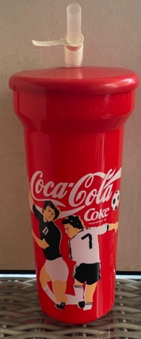 58101-1 € 2,00 coca cola drinkbeker af.b voetballers H.D..jpeg